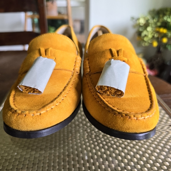Cole Haan Yellow Gold Moccasin Flats. Used in good condition - Picture 10 of 11